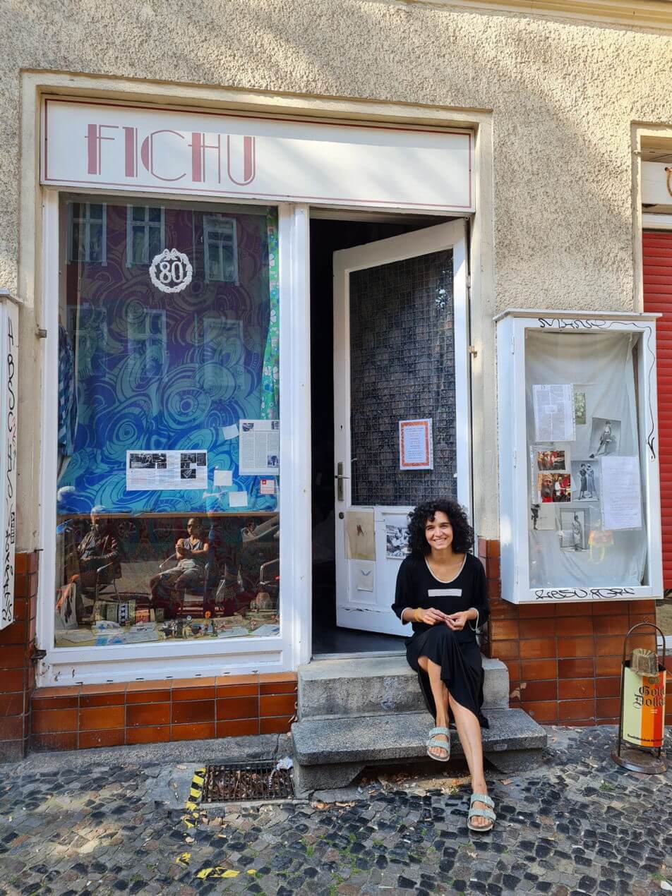 Barbara Kurth vor dem FICHU-Laden in Berlin